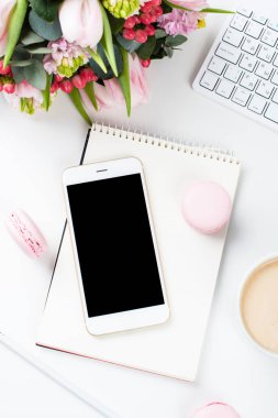 Bayan blogcular çalışma masası pembe çiçekler ve macaron kek ile w