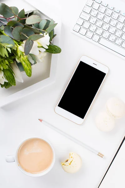 Lady bloggers work desk with fresh bouquet of flowers and macaro — Stock Photo, Image