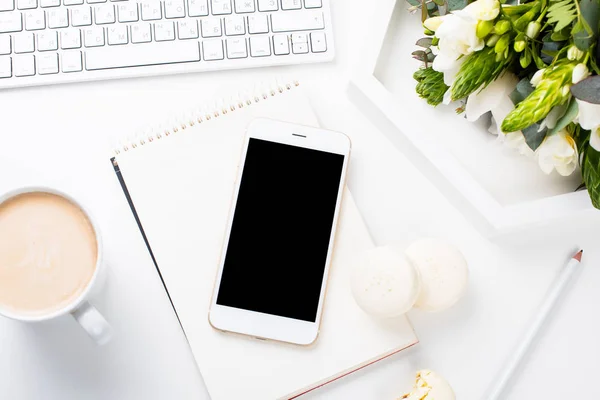 Lady bloggers work desk with fresh bouquet of flowers and macaro — Stock Photo, Image