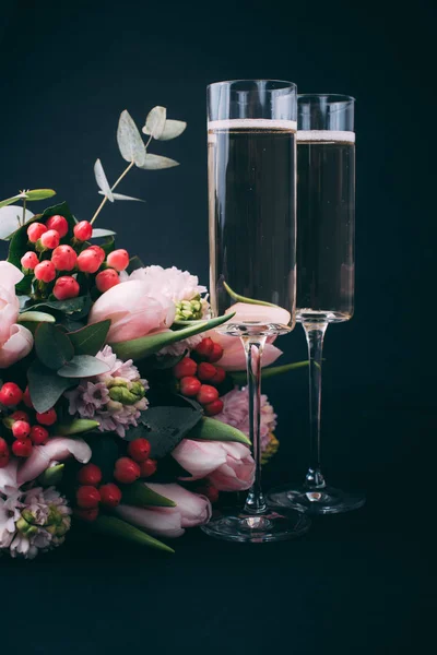 Due bicchieri di champagne e bouquet di fiori rosa — Foto Stock