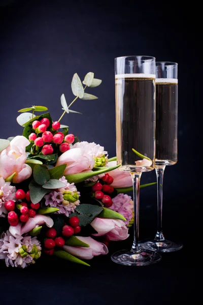 İki kadeh şampanya ve buket Pembe çiçek — Stok fotoğraf