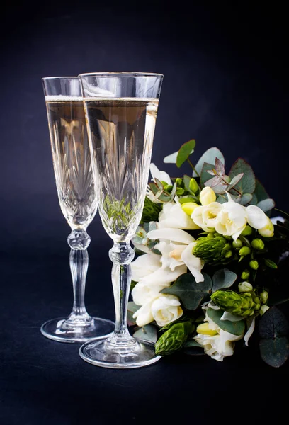 Due bicchieri di champagne e bouquet di fiori bianchi — Foto Stock