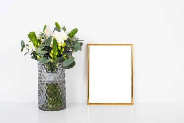 Boquet blommor i vas, vit vägg på bord med Tom fram — Stockfoto