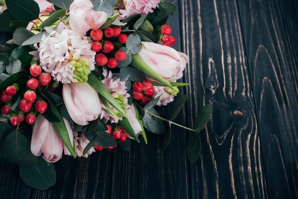 Bouquet de fleurs roses sur fond bois foncé — Photo