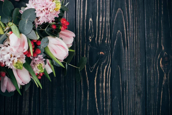 Аромат розовых цветов на темном деревянном фоне — стоковое фото