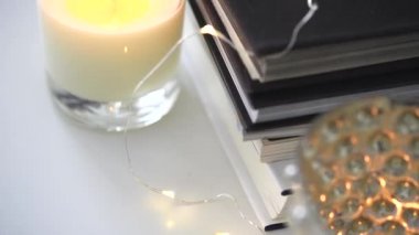 Yanan mumlar ve kitaplar vintage ile rahat ev dekorasyon