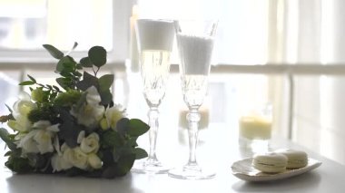 İki kristal kadeh şampanya ve bir düğün buketi