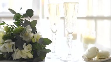 İki kristal kadeh şampanya ve bir düğün buketi