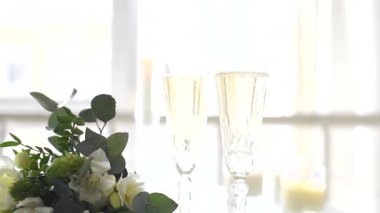 İki kristal kadeh şampanya ve bir düğün buketi