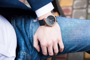 Zarif genç iş mans el moda ile hiçbir marka bilek wa