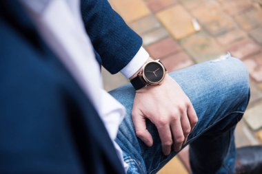 Zarif genç iş mans el moda ile hiçbir marka bilek wa