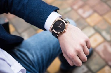 Zarif genç iş mans el moda ile hiçbir marka bilek wa