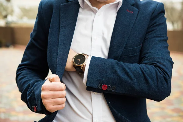 Hombre elegante en traje azul, mans de negocios de la mano con la moda no br —  Fotos de Stock