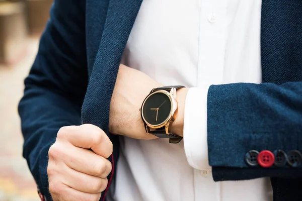 Elegante man in blauwe pak, zakelijke mans hand met mode geen br — Stockfoto