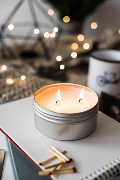 Gemütlich warme Wohndekoration mit brennenden Kerzen und Bokeh-Lichtern — Stockfoto