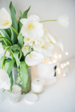 Büyük bir vazo, nergis, şükreden beyaz bahar çiçekleri buketi
