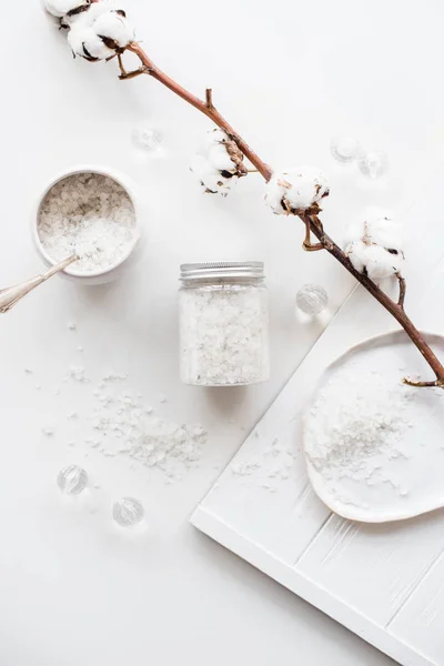 Kosmetické moře sůl a bavlněné květy na bílém pozadí — Stock fotografie
