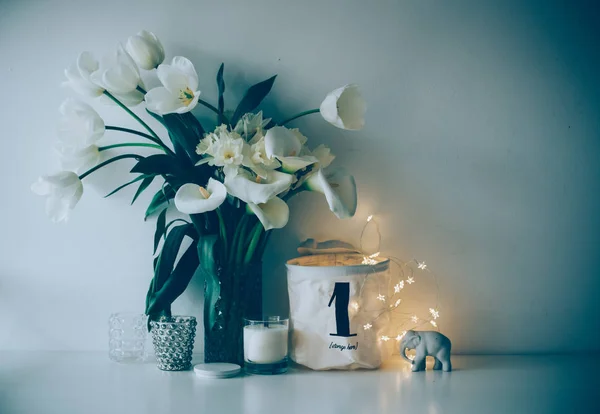 花瓶、水仙、들이 について白い春の花の大きい花束 — ストック写真