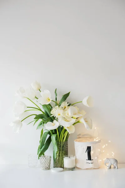 Stor bukett av vita vårblommor i en vas, påskliljor, tuli — Stockfoto