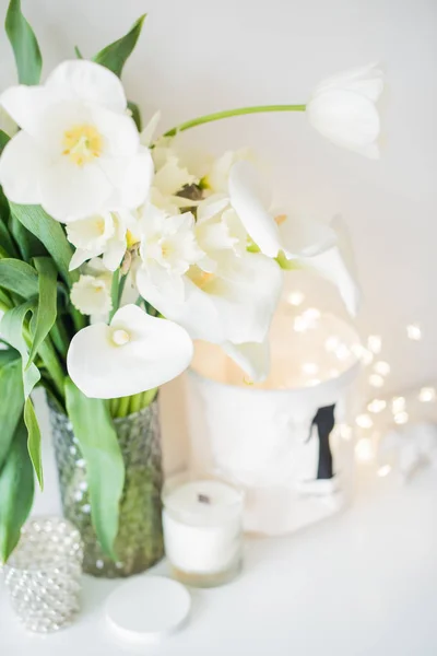 꽃병, 수 선화, tuli 흰색 봄 꽃의 큰 꽃다발 — 스톡 사진