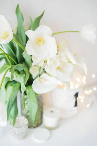 Duży bukiet białych wiosenne kwiaty w wazonie, żonkile, tuli — Zdjęcie stockowe