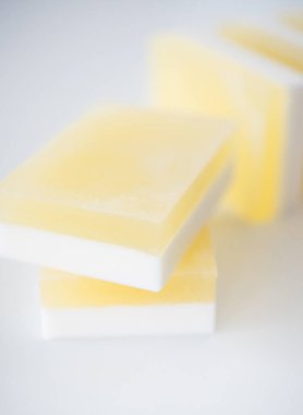 Sarı ve beyaz el yapımı Sabun barlar