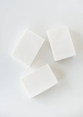 Beyaz masa üzerinde beyaz el yapımı Sabun barlar