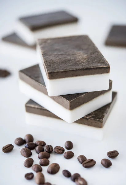 Natuurlijke melk en koffie handgemaakte zeep bars — Stockfoto
