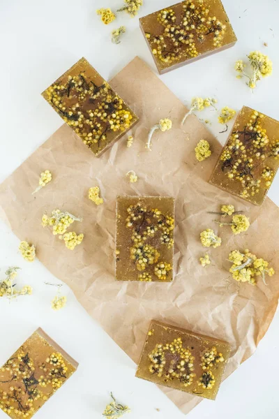Bruin en geel handgemaakte zeep bars met honing en kruiden — Stockfoto