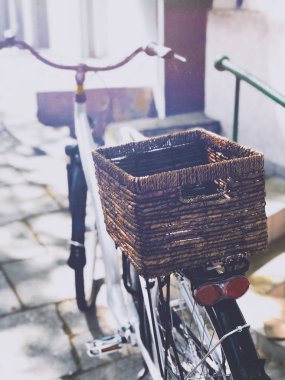 Sokakta wickered sepeti ile şık şehir Bisiklet