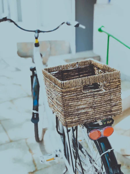 Stijlvolle stad fiets met wickered mandje op straat — Stockfoto
