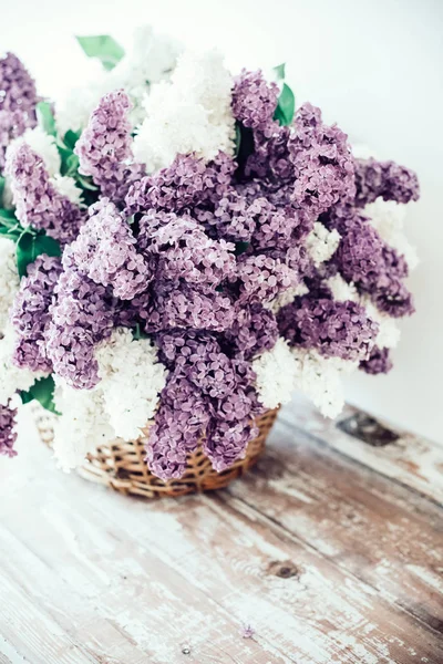 Buquê de flores lilás brancas e roxas em cesta de vime em ta — Fotografia de Stock