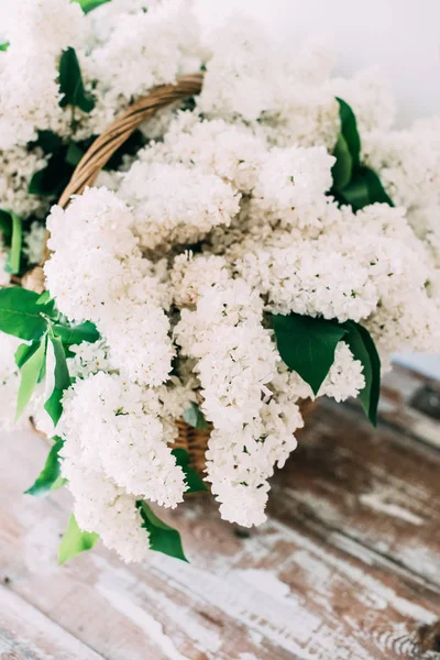 Ramillete de flores frescas de color lila blanco en canasta de mimbre sobre madera —  Fotos de Stock