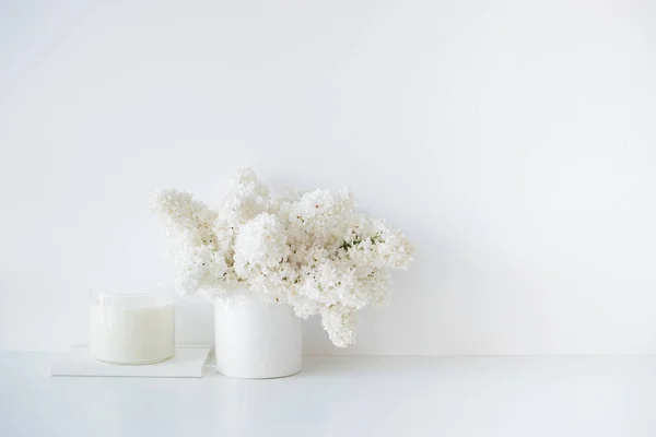 Minimalista decoración casera blanca, flores de color lila fresco ramo en jarrón —  Fotos de Stock