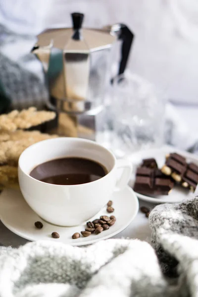 Café negro en taza blanca en la cama — Foto de Stock