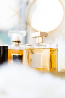 Boş etiketli ve lüks güzellik aksesuarlı iki şişe parfüm.