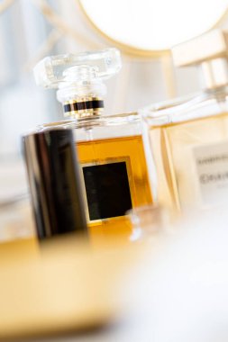 Boş etiketli ve lüks güzellik aksesuarlı iki şişe parfüm.