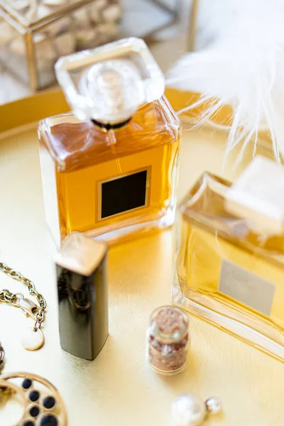 Dos botellas de perfume con etiquetas en blanco y lujosos accesorios de belleza —  Fotos de Stock