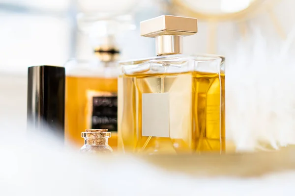 Két üveg parfüm üres címkékkel és luxus szépségápolási kiegészítőkkel. — Stock Fotó