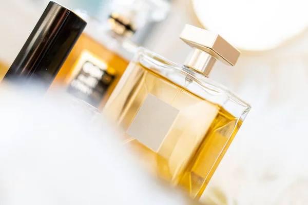 Zwei Flaschen Parfüm mit leeren Etiketten und luxuriösen Beauty-Accessoires — Stockfoto