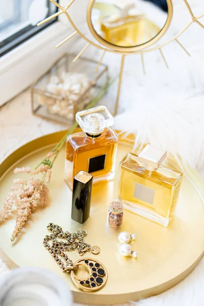 Dos botellas de perfume con etiquetas en blanco y lujosos accesorios de belleza —  Fotos de Stock