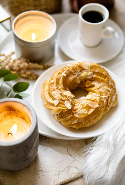 Eenvoudig echt ontbijt met koffie en vla cake op wit bord — Stockfoto