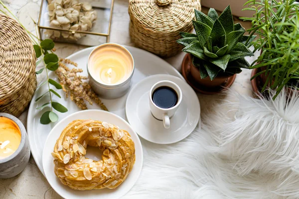 Jednoduchá skutečná snídaně s kávou a pudinkovým dortem na bílém talíři — Stock fotografie