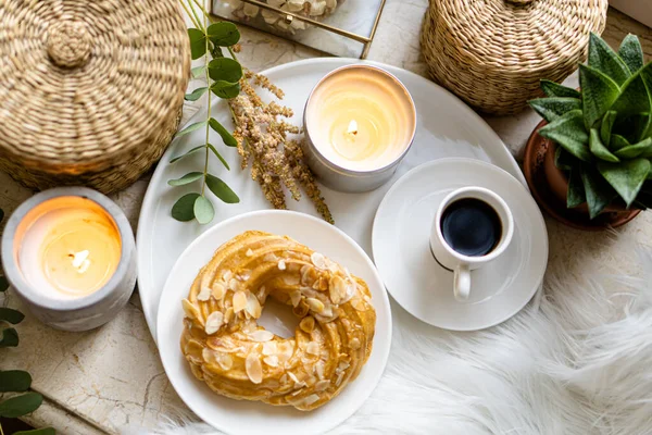 Kahveli ve kremalı sade gerçek kahvaltı beyaz tabakta. — Stok fotoğraf