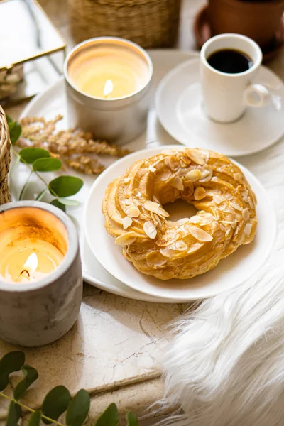Απλό πραγματικό πρωινό με καφέ και κέικ κρέμας σε λευκό πιάτο — Φωτογραφία Αρχείου