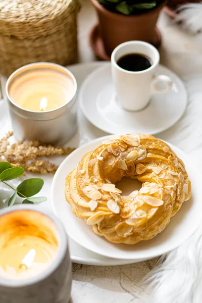 Simple desayuno real con café y pastel de natillas en plato blanco — Foto de Stock