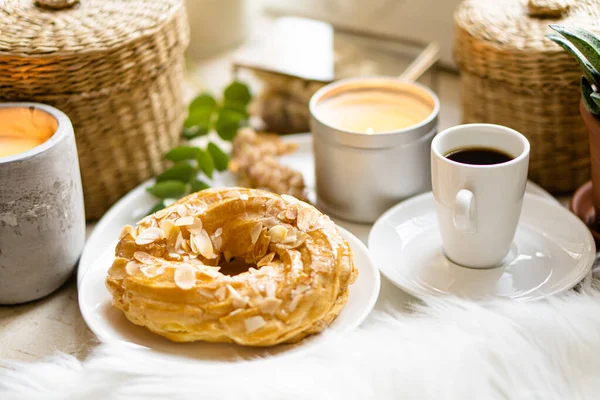 Простий справжній сніданок з кавою та заварним тістечком на білій тарілці — стокове фото