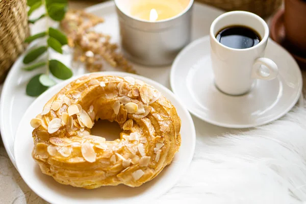 Einfaches echtes Frühstück mit Kaffee und Puddingkuchen auf weißem Teller — Stockfoto