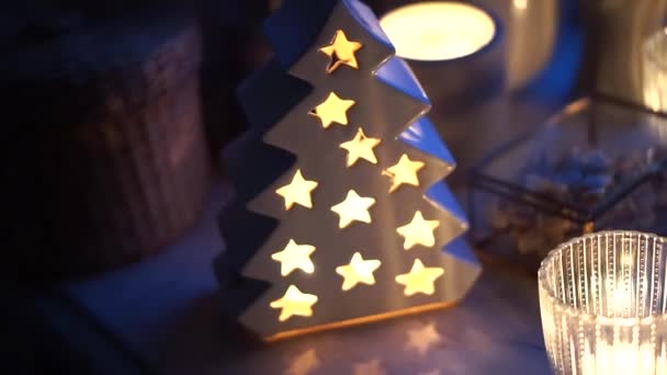 Gyönyörű karácsonyi nyaraló dekoráció fények és gyertyák — Stock videók