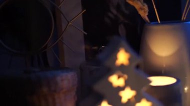 Güzel Noel evi dekorasyonu Işıklar ve mumlarla